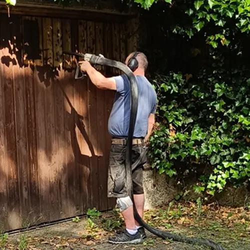 Lackentfernung durch Trockeneisstrahlen bei einem alten Garagentor