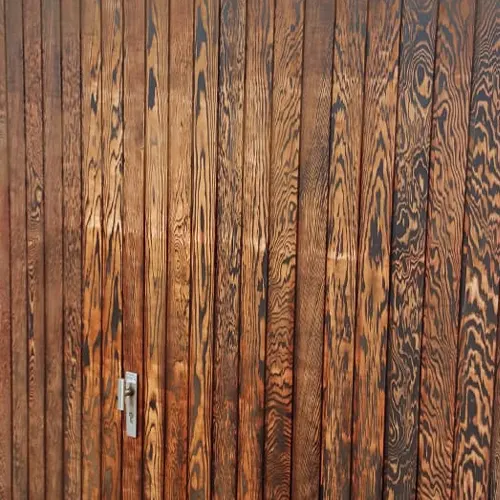 Lackiertes Garagentor aus Holz nach dem Trockeneisstrahlen Lackiertes Garagentor aus Holz nach dem Trockeneisstrahlen