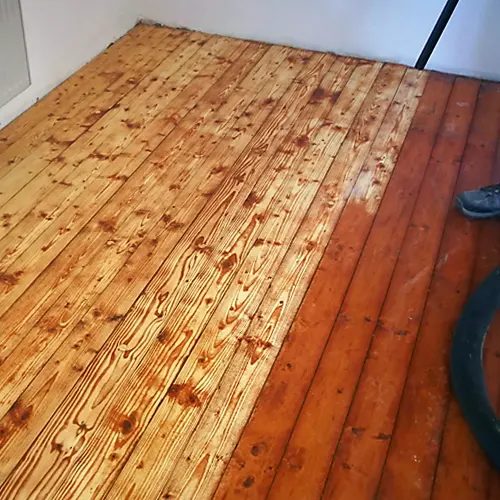 Trockeneisstrahlen eines Dielenbodens aus Holz