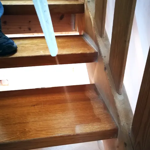 Trockeneisstrahlen einer Holztreppe