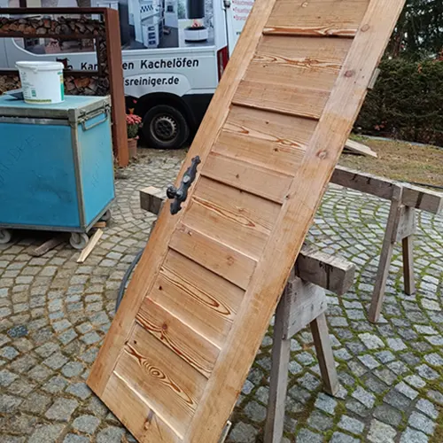 Lackierte Holztür nach der Trockeneisreinigung Lackierte Holztür nach der Trockeneisreinigung