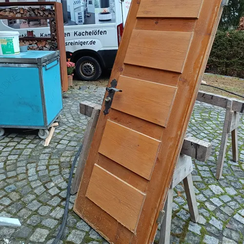 Lackierte Holztür vor der Trockeneisreinigung Lackierte Holztür vor der Trockeneisreinigung